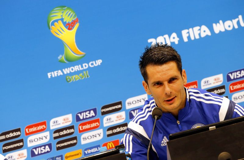 Capitão da seleção da Bósnia, Emir Spahic, durante coletiva de imprensa no Estádio do Maracanã, no Rio de Janeiro | EFE/EPA/ABEDIN TAHERKENAREH