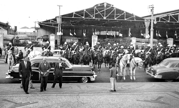 Rua Barão do Rio Branco. Rockefeller, que esteve em Curitiba em 1953, chega para uma
visita à Assembleia Legislativa, hoje Câmara Municipal. Ao fundo, a Estação de Bondes | Acervo Cid Destefani