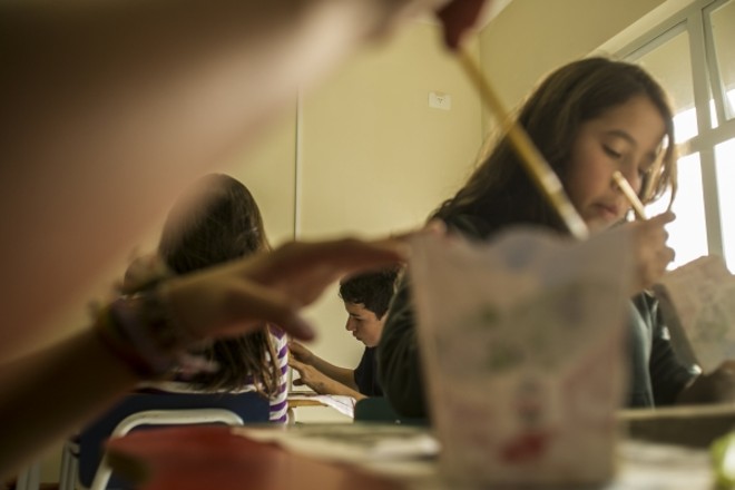 Adolescente trabalha com recicláveis em oficina da Vila da Cidadania | 