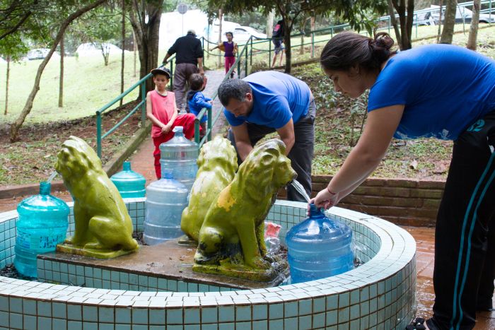 Em Cascavel, 50% das casas estão sem água. Moradores têm de apelar para bicas e fontes | Fabio Conterno / Gazeta do Povo