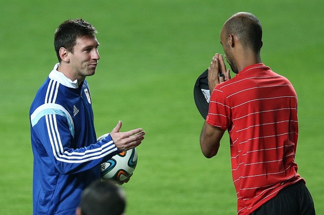 Torcedor invadiu o gramado do Independência e ganhou um agasalho de Lionel Messi |
