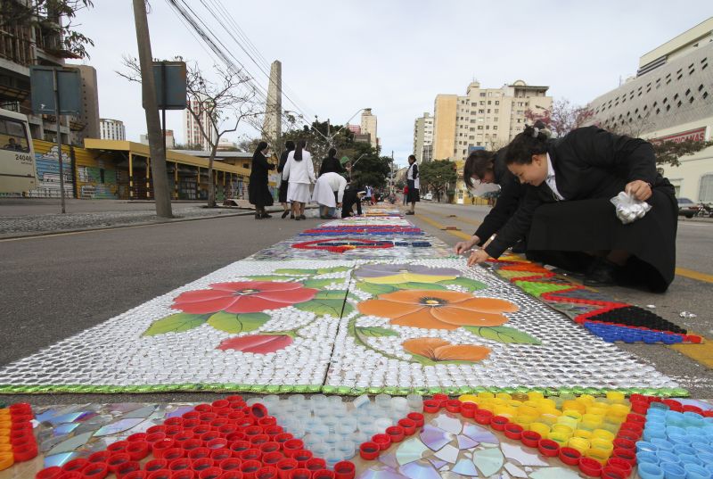O tapete de flores curitibano terá 1.711 metros de comprimento, segundo a Diocese | Daniel Castellano/ Gazeta do Povo