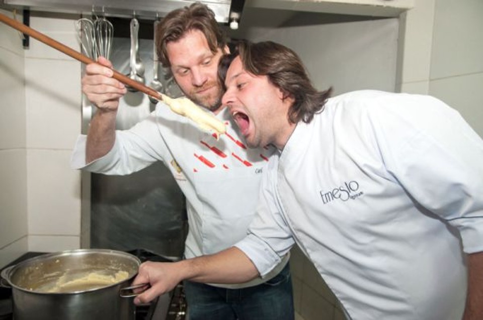 O badalado chef paulista Carlos Bertolazzi (com a colher na mão) pilotou a cozinha do Ernesto Ristorante na noite da última terça-feira, a convite de seu amigo e colega Dudu Sperandio, proprietário da casa. Os dois serviram um menu degustação especial aos convidados | Priscilla Fiedler