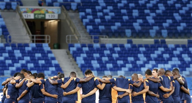 Colombianos se abraçam no treino de reconhecimento da Arena Pantanal: otimismo | Eric Gaillard/ Reuters