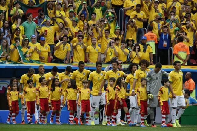 Seleção brasileira entra em campo em Brasília, na partida contra Camarões |