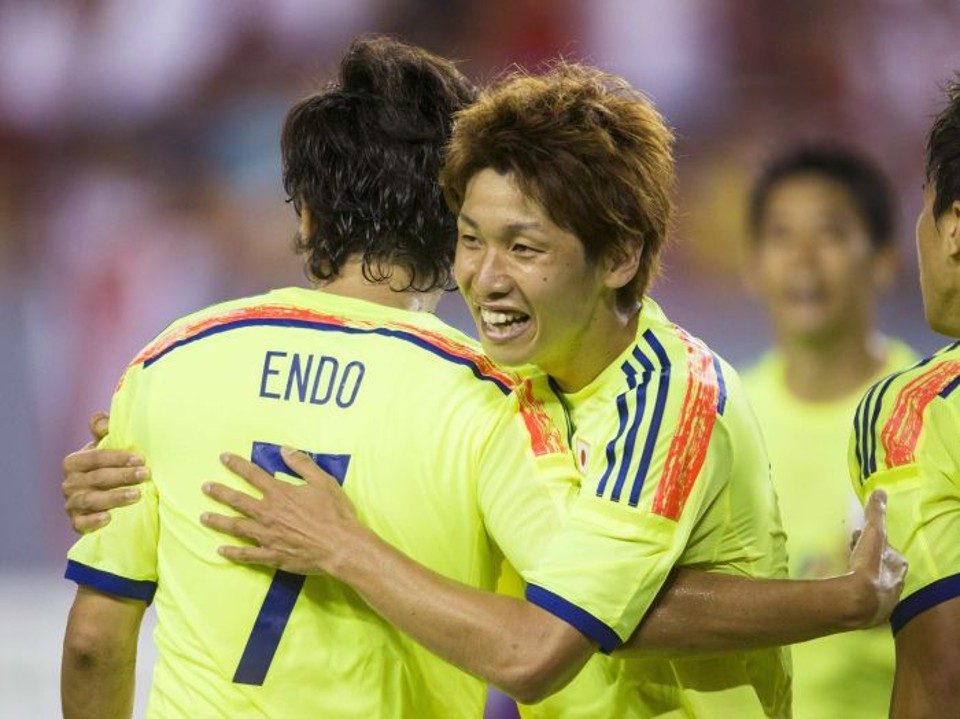 Endo e Osako comemoram gol na vitória japonesa sobre a Costa Rica | Reuters