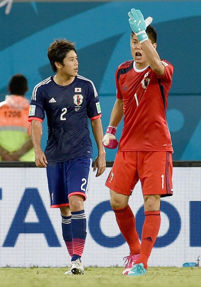 Goleiro japonês Eiji Kawashima manda sua equipe ir para frente em jogo contra a Grécia | 