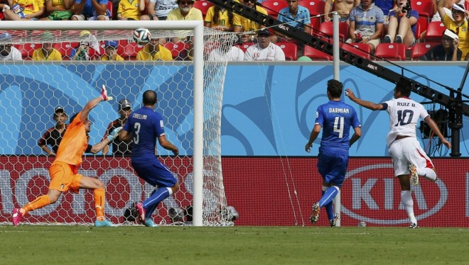 No fim do segundo tempo, Buffon falha na defesa de chute feito por Bryan Ruiz (dir.) e a Costa Rica abre o placar | 