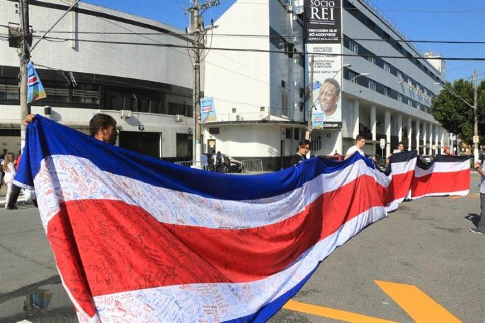 Campanha da Costa Rica tem animado os moradores de Santos, onde a seleção treina na Vila Belmiro | EFE / Carlos Villalba Racines