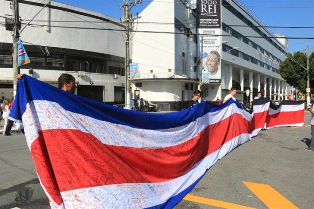 Campanha da Costa Rica tem animado os moradores de Santos, onde a seleção treina na Vila Belmiro