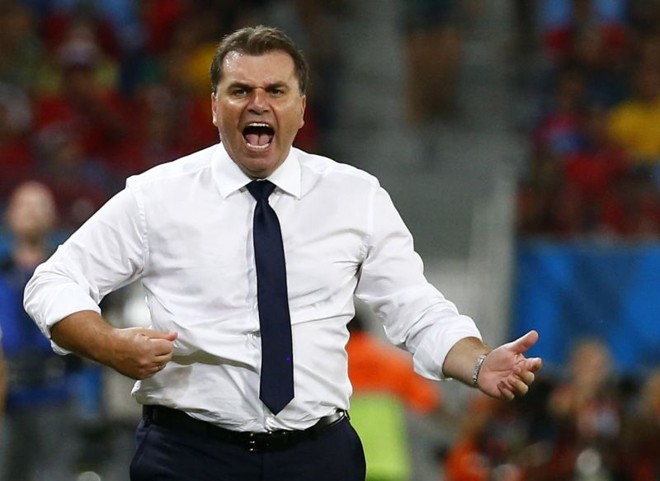 Reação do treinador da Austrália, Ange Postecoglou, quando o bandeira anulou o gol de Cahill |
