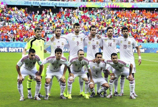 Seleção espanhola: Os 23 convocados se dividem por 9 grandes clubes: Barcelona (7), Atlético de Madrid (4), Real Madrid (3), Chelsea (2), M. United (2), Napoli (2), Bayern (1), Arsenal (1) e M. City (1). Apenas três jogadores, já veteranos, têm valor de mercado abaixo de 10 milhões de euros: Xavi, Villa e Reina |