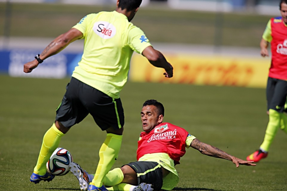 Dentro de campo, Daniel Alves se esforça para parar Hulk: faltas para agradar Felipão | Albari Rosa, enviado especial/ Gazeta do Povo