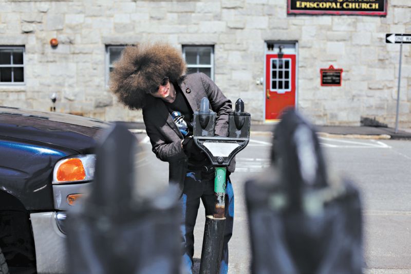 Robin Hooders alimentam parquímetros e seguem agentes de estacionamento para evitar multas | Andrea Morales para The New York Times