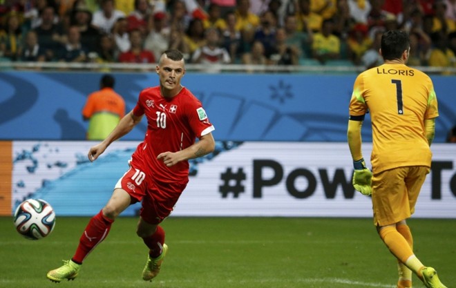 Ao fim do segundo tempo, o suíço Granit Xhaka consegue marcar segundo gol contra a França |