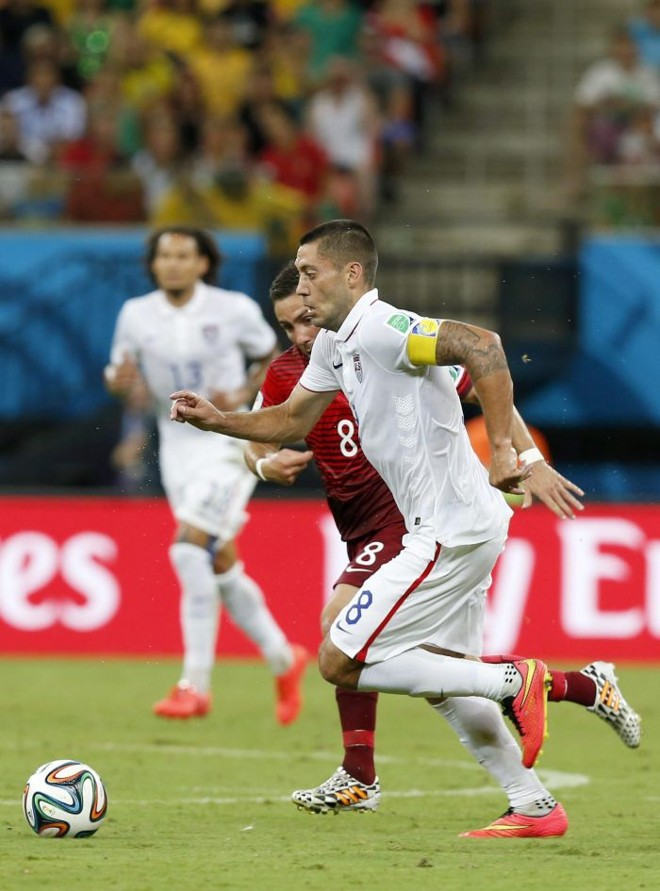 Clint Dempsey tenta jogada em ataque norte-americano |
