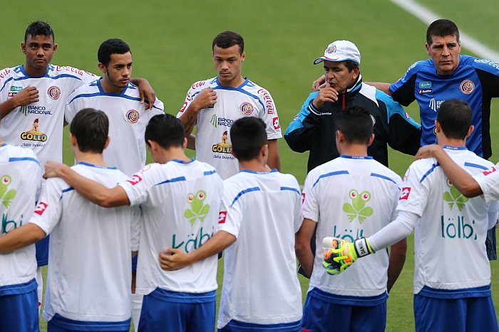 O técnico da Costa Rica, Jorge Luis Pinto, com os jogadores durante treino de preparação para enfrentar a Inglaterra no dia 24. | EFE/Paolo Aguilar