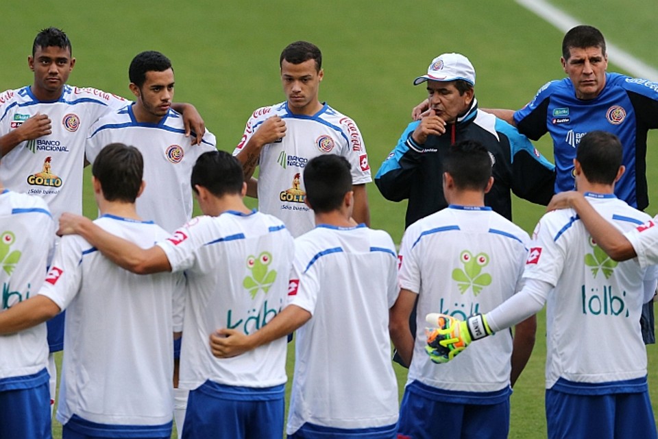 O técnico da Costa Rica, Jorge Luis Pinto, com os jogadores durante treino de preparação para enfrentar a Inglaterra no dia 24. | EFE/Paolo Aguilar