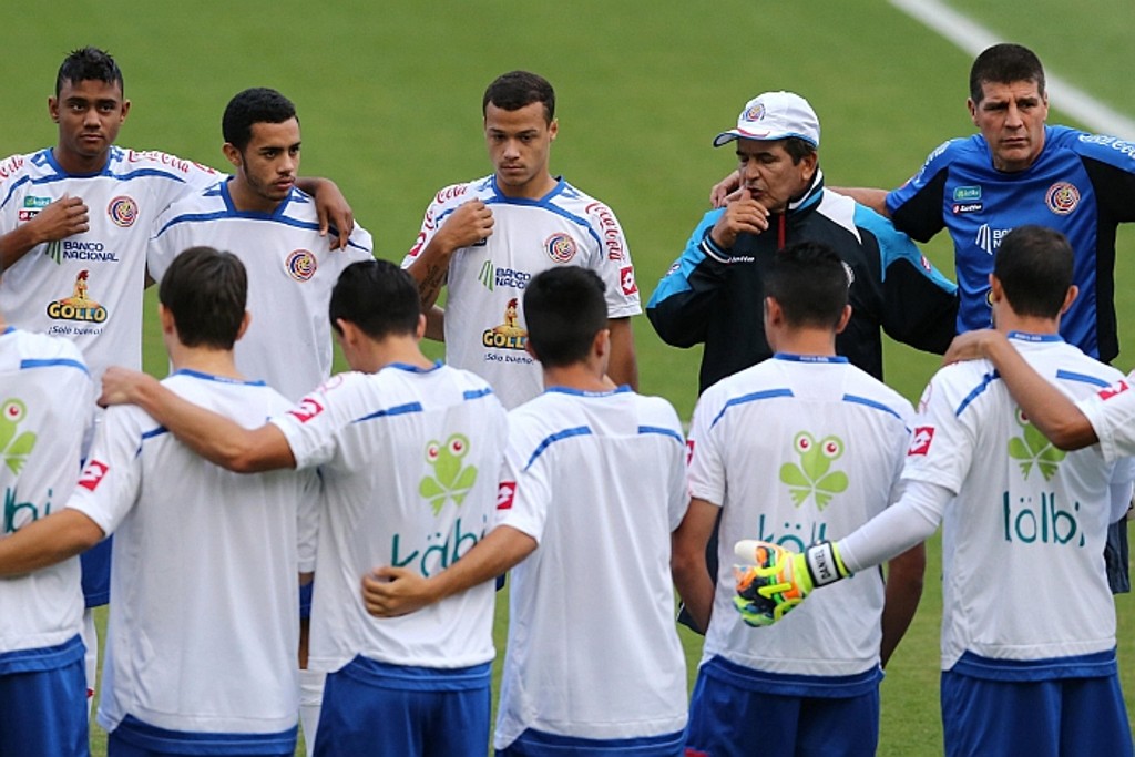 O técnico da Costa Rica, Jorge Luis Pinto, com os jogadores durante treino de preparação para enfrentar a Inglaterra no dia 24.
