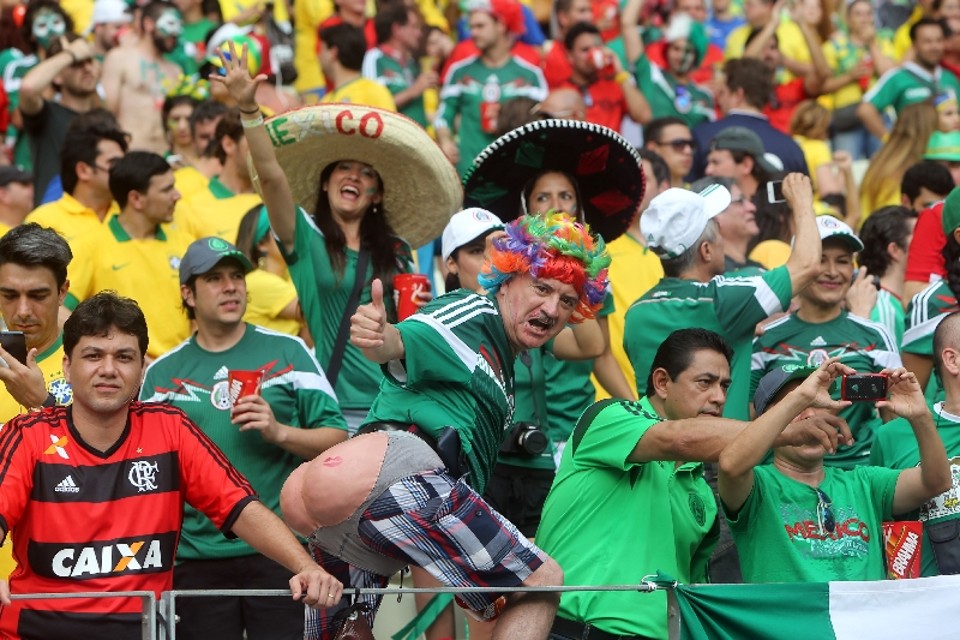 Mexicanos, brasileiros e brincalhões fazem a festa na arquibancada do Castelão | Albari Rosa