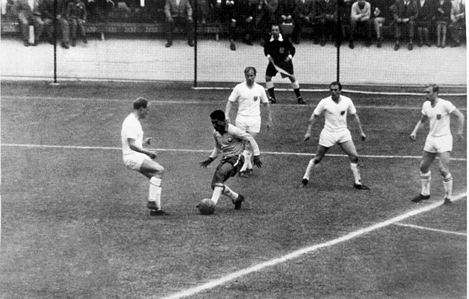 1962: Brasil 4 x 2 Chile.A partida foi disputada em Santiago. Como país-sede, o Chile fez sua melhor campanha e esta partida foi pela semifinal. O nome do jogo foi Mané Garrincha. O Anjo das Pernas Tortas abriu o placar aos 9 minutos e aumentou aos 32. Toro diminuiu para os chilenos aos 42. Na segunda etapa, Vavá fez aos 2 minutos e Sánchez diminuiu novamente aos 16. Vavá marcou de pênalti aos 33. Garrincha foi expulso aos 38, mas teve a punição revertida para a final em uma época que não existiam cartões. | 