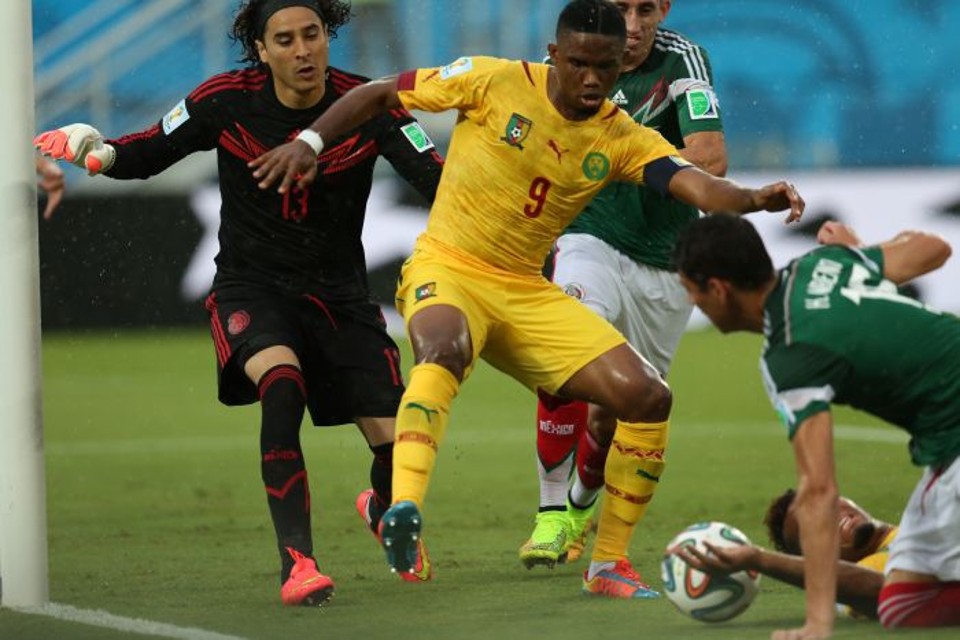 Samuel Etoo tenta lance contra o México, na estreia de Camarões na Copa | Folhapress