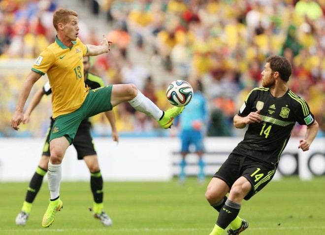 Oliver Bozanic (esq.) da Austrália, e jogador Xavi Alonso da Espanha, disputam jogada em partida do Grupo B |