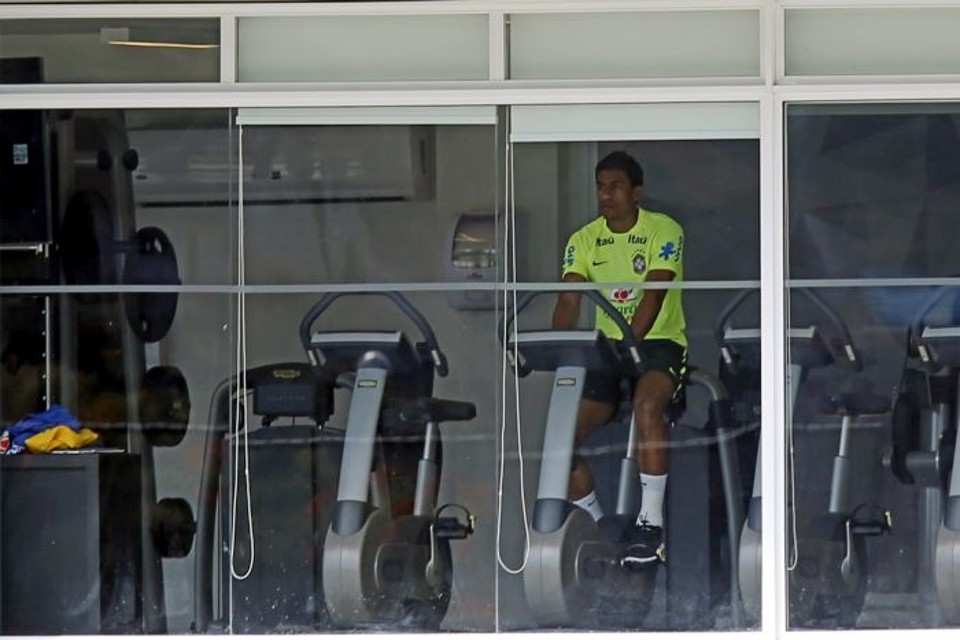 Paulinho não viajou para o amistoso com o Panamá em Goiânia para tratar dores no tornozelo | Albari Rosa / Gazeta do Povo