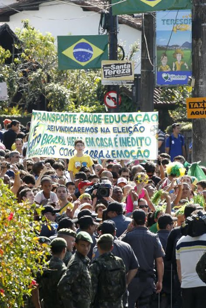 Torcedores acompanham a chegada da seleção brasileira à Granja Comary | 