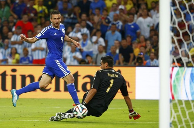O gol bósnio foi marcado pelo atacante Ibisevic, após chutar por debaixo do goleiro Romero | 