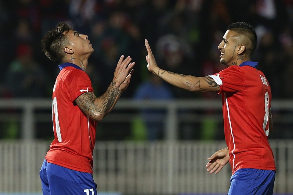 Vargas comemora seu gol com Vidal, na vitória do Chile em seu último amistoso antes da Copa | Edgar Garrido / Reuters