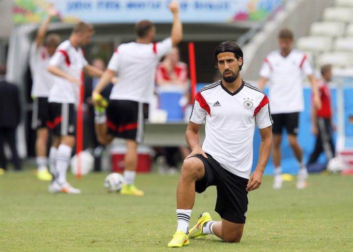 O meia da Alemanha Khedira teve um estiramento no ligamento do joelho esquerdo | EFE / Sergey Dolzhenko