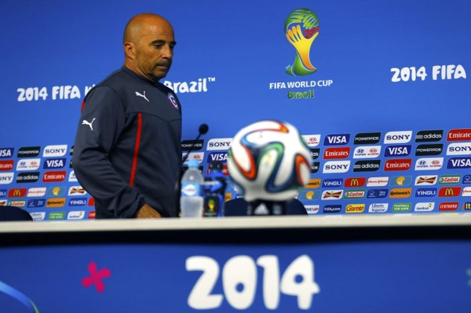 O técnico do Chile, Jorge Sampaoli, promete não poupar nenhum titular contra a Holanda | REUTERS / Ivan Alvarado