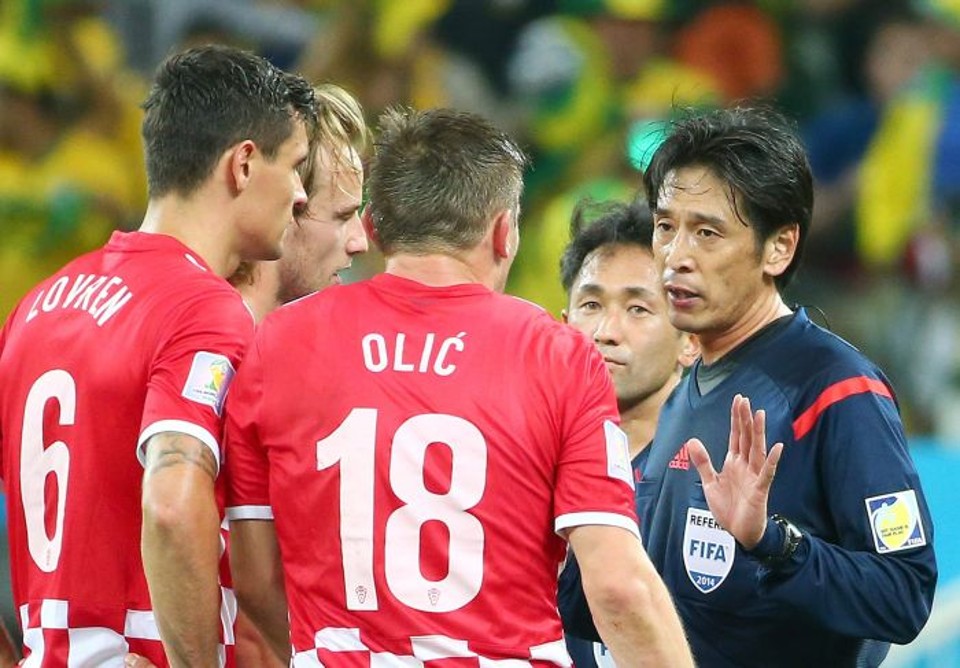 Croatas reclamam com o árbitro Yuichi Nishimura da marcação do pênalti que causou a virada do jogo | Reuters