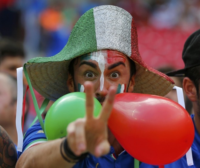 Fã da Seleção Italiana torce antes da partida contra a Costa Rica | 