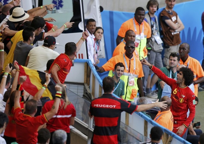 O belga Marouane Fellaini comemora gol com torcedores no Estádio Mineirão |