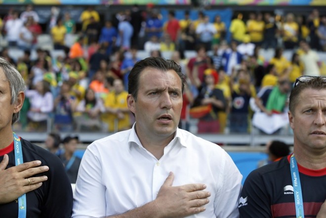 Técnico da Seleção Belga de Futebol, Marc Wilmots canta o hino da Bélgica antes do início da partida contra a Argélia, no Estádio Mineirão, em Belo Horizonte |