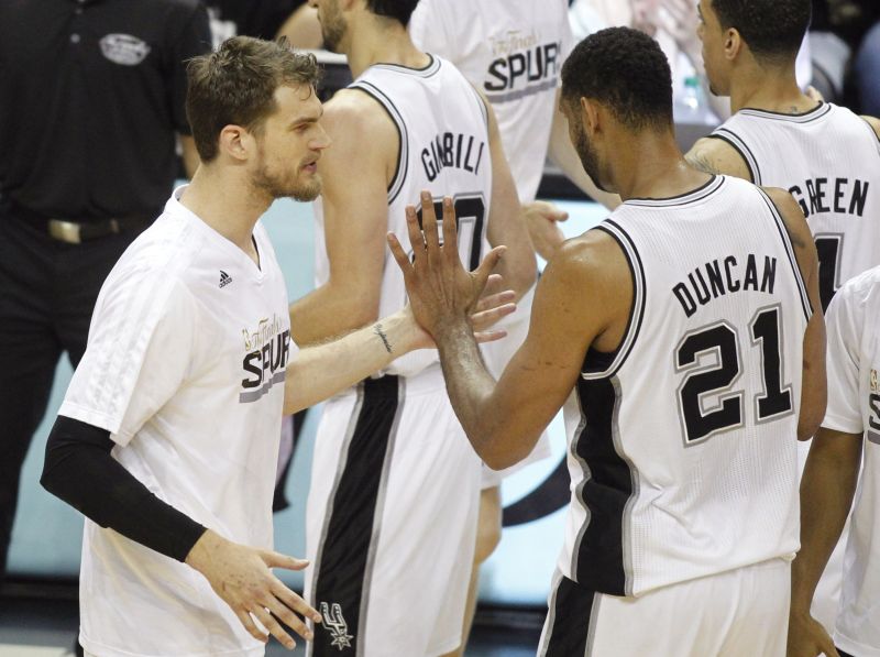 Primeiro brasileiro campeão da NBA, Tiago Splitter, cumprimenta o astro do San Antonio Spurs: o pivô Tim Duncan | Reuters