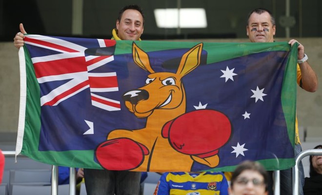 Australianos comemoram antes da partida contra a Espanha, em Curitiba |