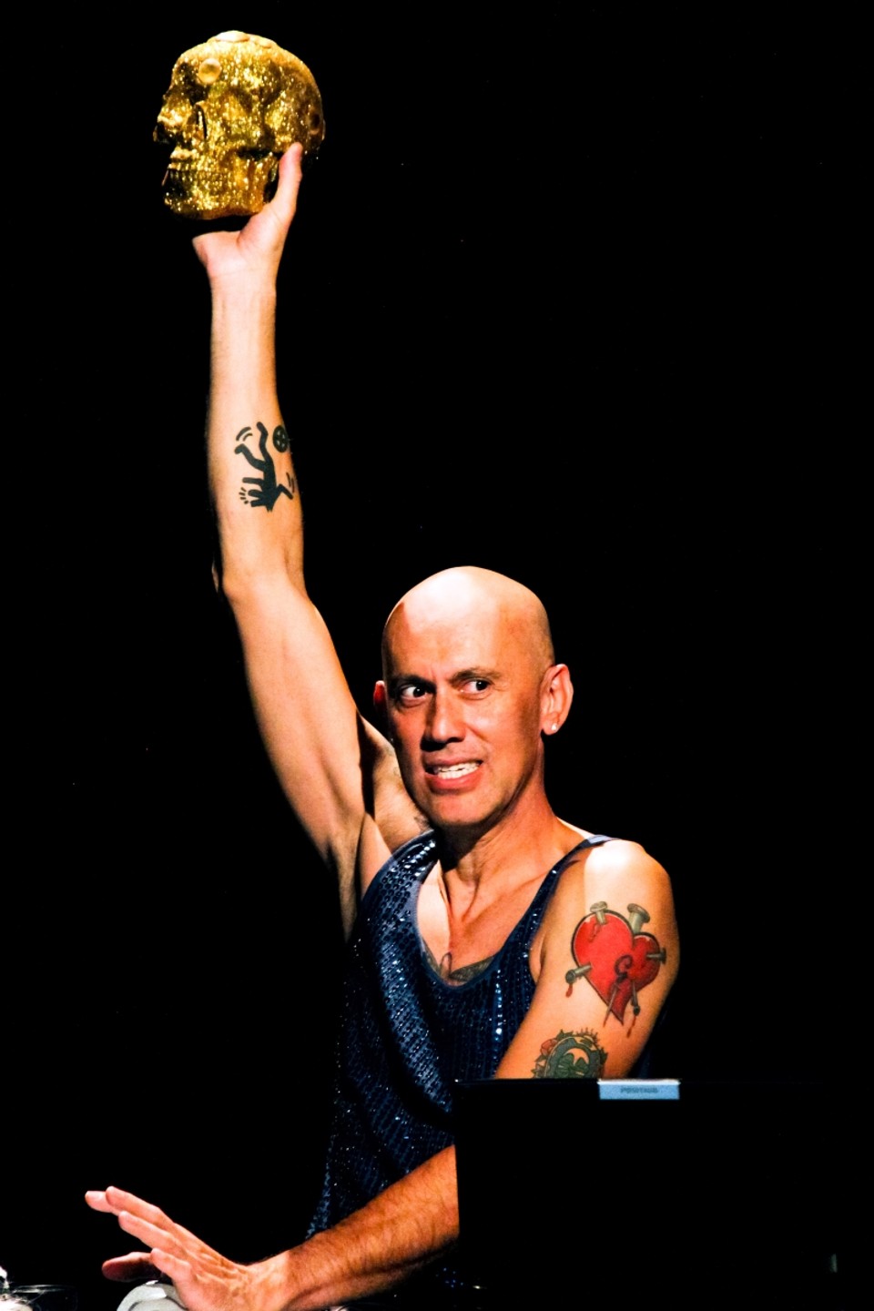 O polêmico Cesar Almeida durante o espetáculo Hamlet(Ego)Trash | Lucas Valério / Divulgação