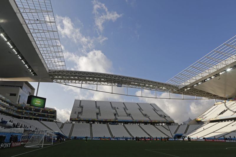 O gramado do Itaquerão está pronto para receber Brasil e Croácia nesta quinta, mas operários ainda trabalhavam nesta quarta para deixar o estádio pronto | EFE / Tolga Bozoglu