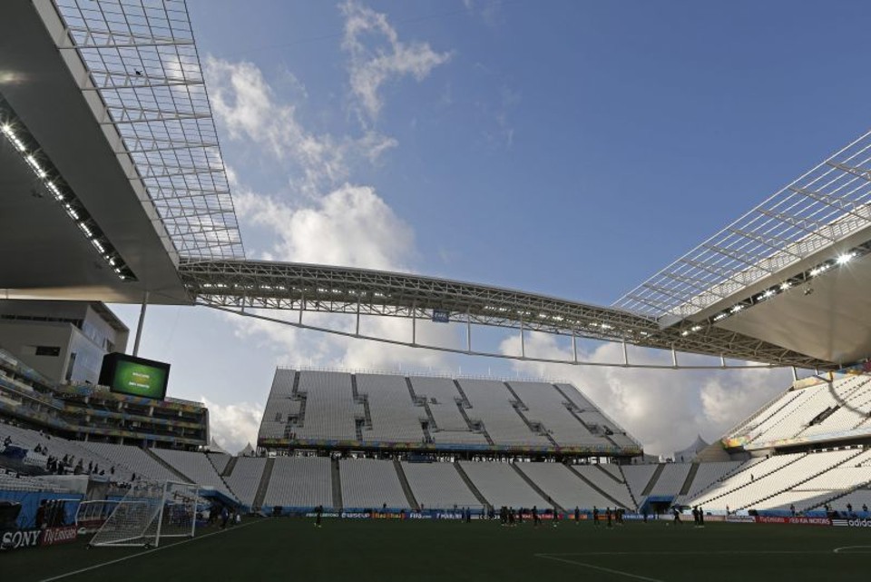 O gramado do Itaquerão está pronto para receber Brasil e Croácia nesta quinta, mas operários ainda trabalhavam nesta quarta para deixar o estádio pronto | EFE / Tolga Bozoglu