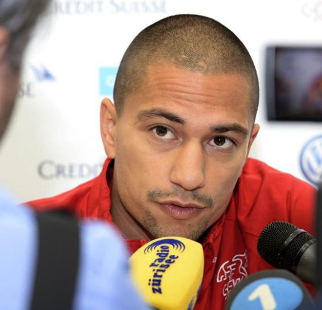 Gokhan Inler (Suiça)- Meio de campo da seleção suíça, joga atualmente no Napoli. Com 29 anos, sua beleza exótica explica-se por sua origem: têm ascendência turca. | 