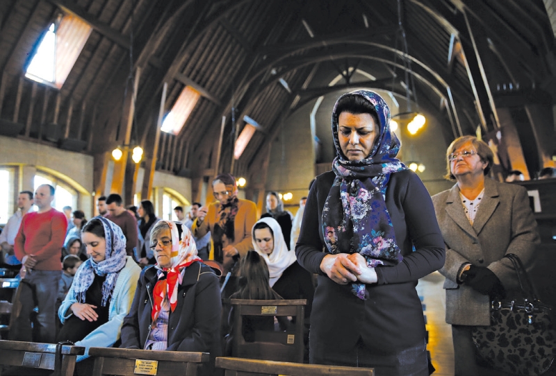 Os temores dos políticos ingleses não se concretizaram. Um culto da Igreja Ortodoxa Romena perto de Londres | Luke Macgregor/Reuters