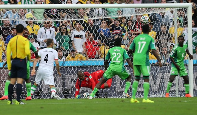 Goleiro nigeriano Vincent Enyeama impede entrada de bola durante jogo contra a Seleção do Irã |