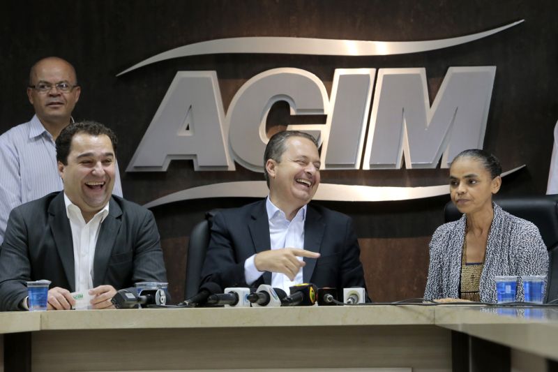 Campos, ao centro, ri enquanto Marina Silva, pré-candidata a vice, apenas observa | Ivan Amorin/Gazeta do Povo