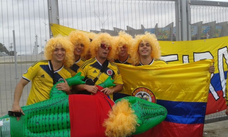 Grupo colombiano vestiu perucas em homenagem ao ídolo Valderrama | Adriano Ribeiro / Gazeta do Povo