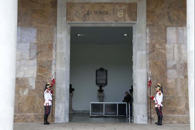 Entrada do Palácio Iguaçu é assegurada por guardas | 
