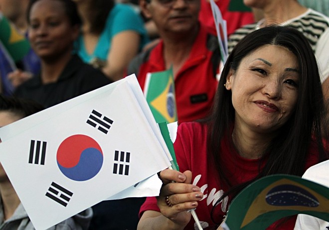 A professora Lúcia Suh foi um dos torcedores de origem coreana no treino | 