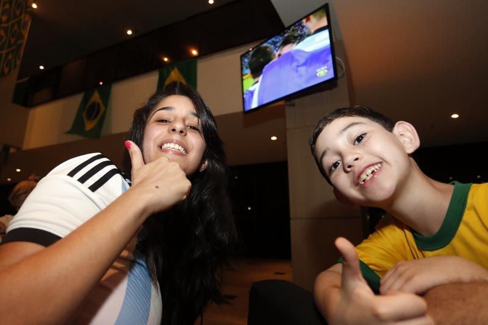 Natália e o enteado Gabriel: menino virou amuleto por descer ao saguão minutos antes de Messi marcar o gol. | Albari Rosa/ Gazeta do Povo